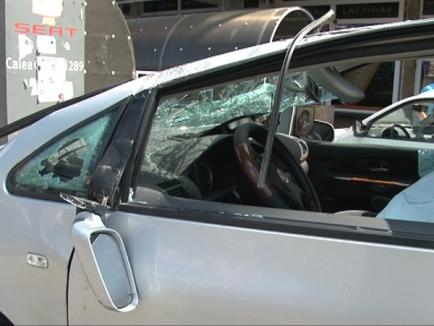Accident pe Magheru: Un Ford Galaxy a trecut pe roşu şi a intrat într-un VW Sharan (FOTO)